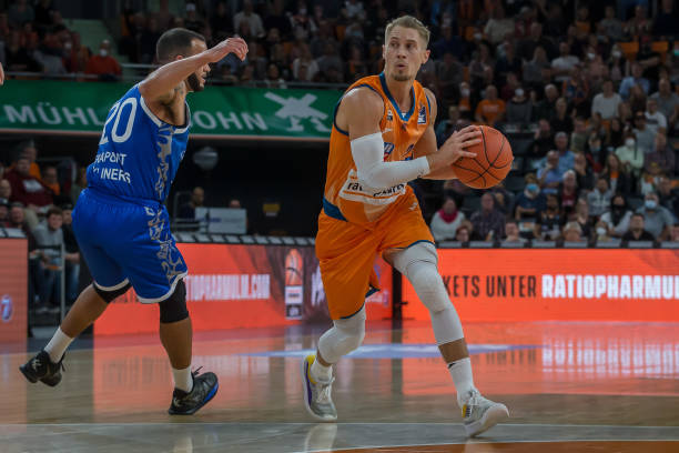 她通过冥想 她通过冥想