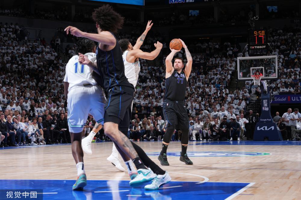 他在传球时 他在传球时